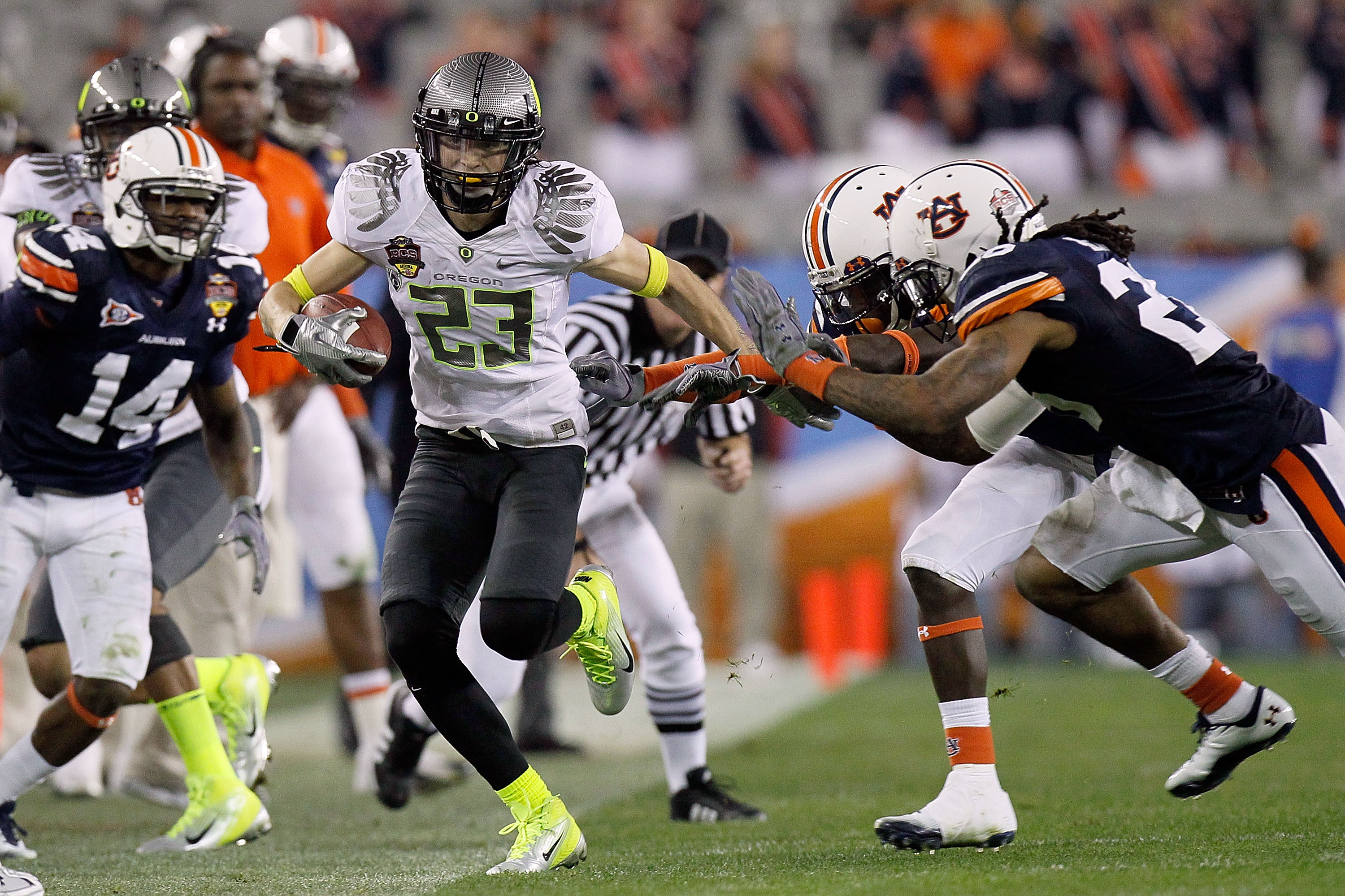 GLENDALE, AZ - JANUARY 10: Jeff Maehl #23 of the Oregon Ducks runs the ball against the Auburn Tigers in the second quarter of the Tostitos BCS National Championship Game at University of Phoenix Stadium on January 10, 2011 in Glendale, Arizona. (Photo