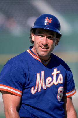 1986:  Catcher Gary Carter #8 of the New York Mets with his helmet on during a 1986 season game.  (Photo by Rick Stewart/Getty Images)
