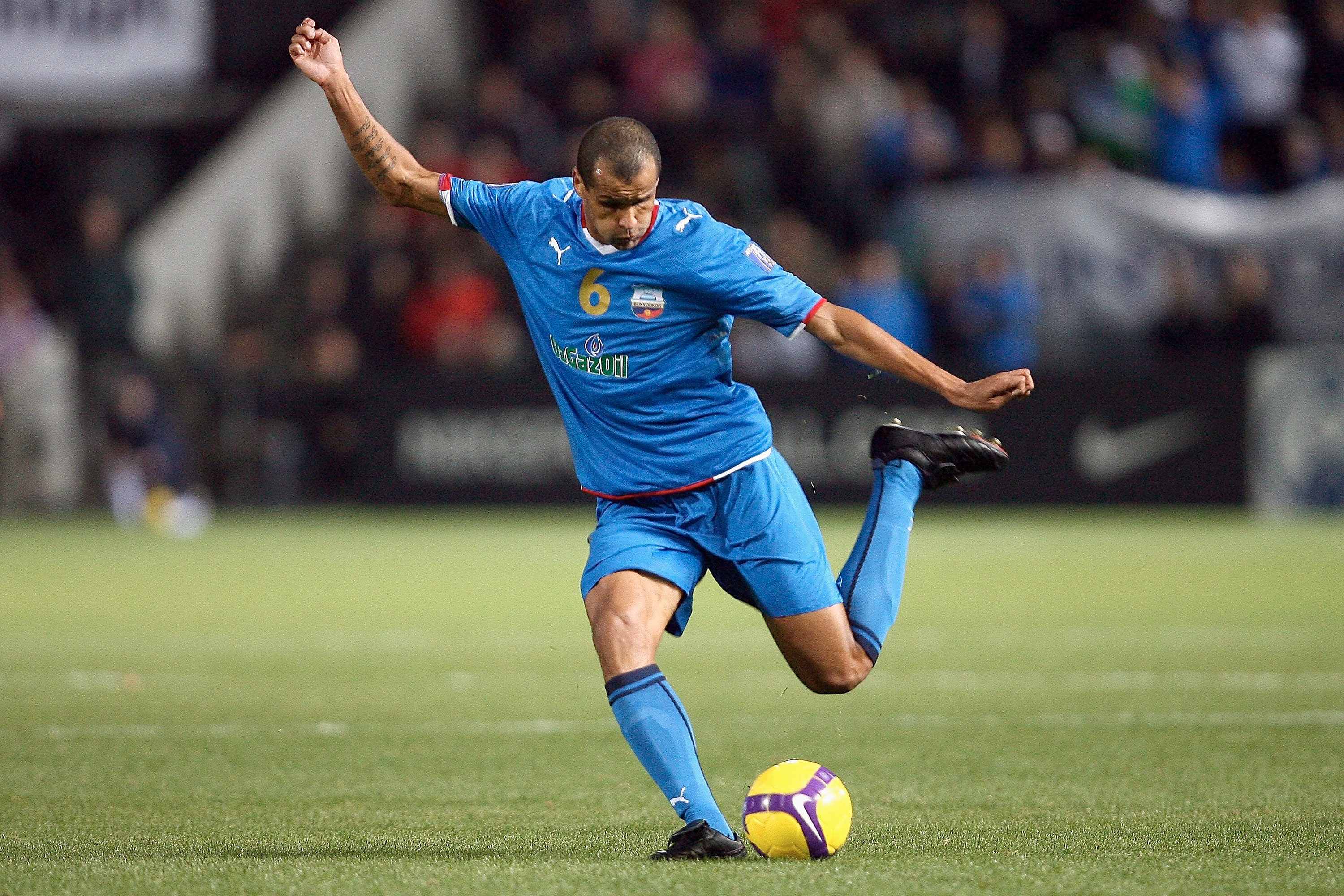 ADELAIDE, AUSTRALIA - OCTOBER 08: Rivaldo of Bunyodkor kicks during the AFC Champions League semi-final first leg match between Adelaide United and Bunyodkor at Hindmarsh Stadium on October 8, 2008 in Adelaide, Australia. (Photo by Simon Cross/Getty Ima