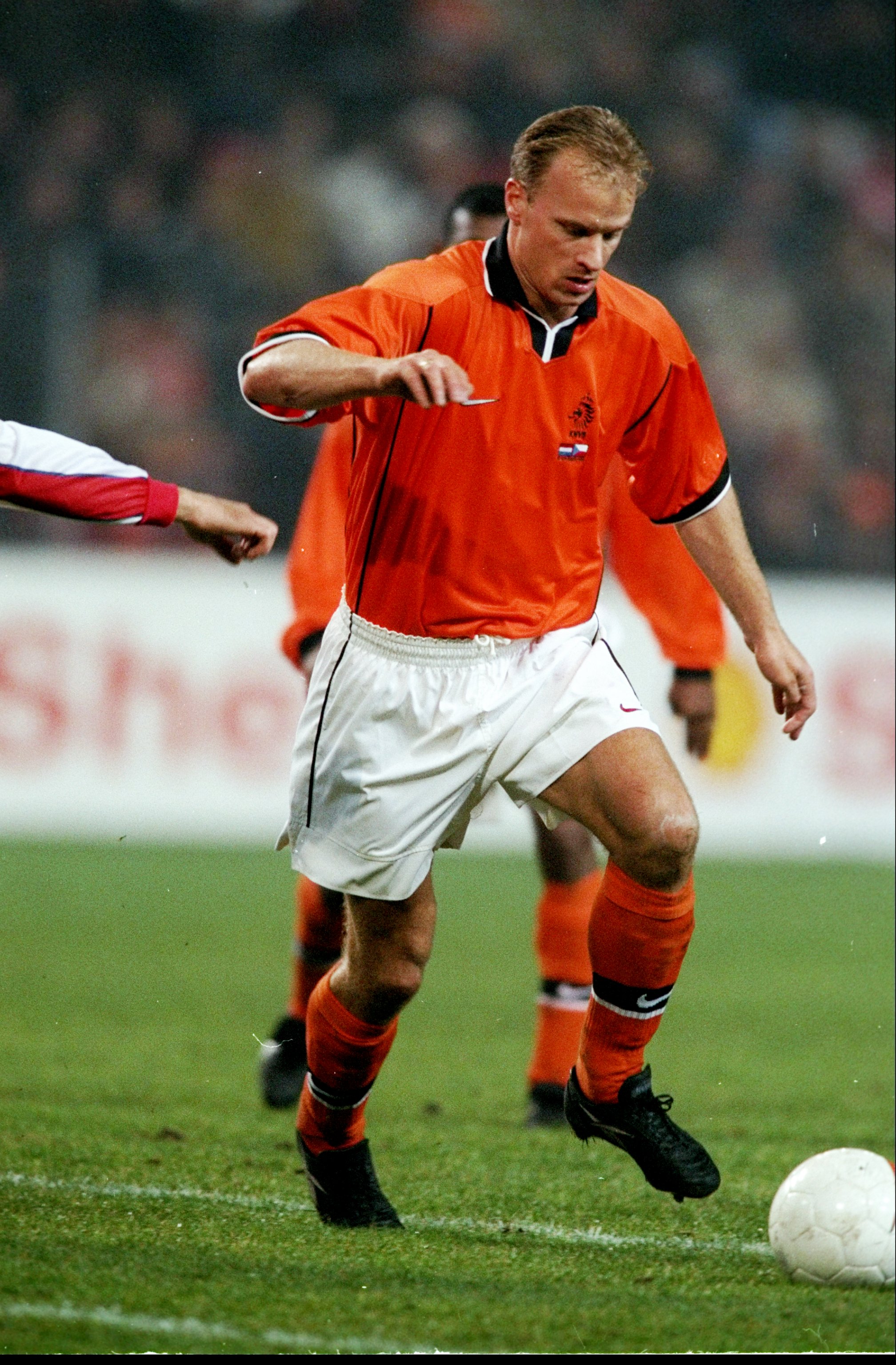 13 Nov 1999: Dennis Bergkamp of Holland in action against the Czech Republic during an International Friendly at the Philips Stadion in Eindhoven, Holland. The game ended 1-1. \ Mandatory Credit: Alex Livesey /Allsport