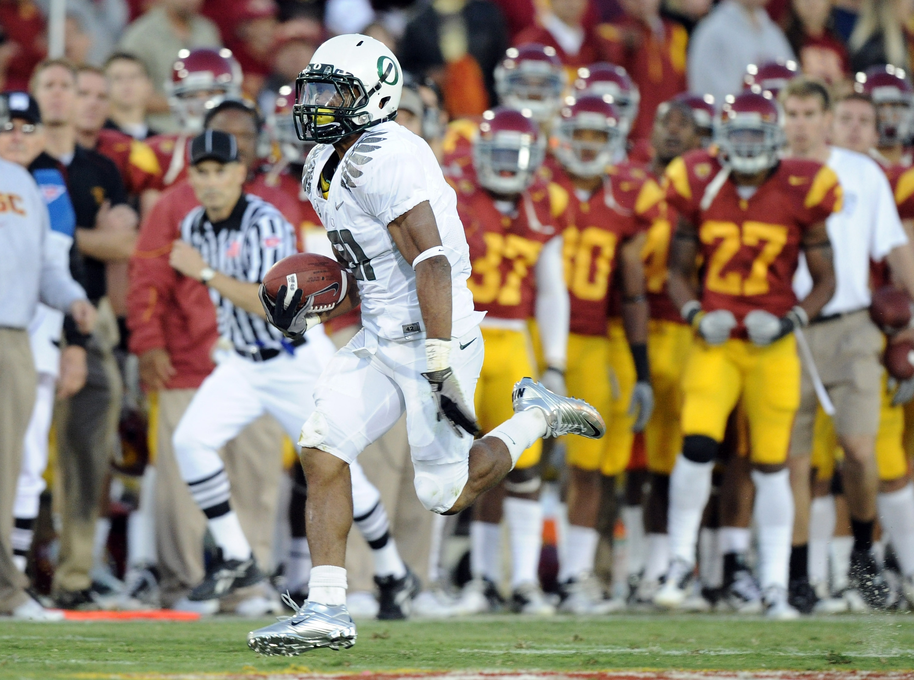 LOS ANGELES, CA - OCTOBER 30:  LaMichael James #21 of the Oregon Ducks runs down the sidelines to score a touchdown for a 15-10 lead over the USC Trojans at Los Angeles Memorial Coliseum on October 30, 2010 in Los Angeles, California.  (Photo by Harry How