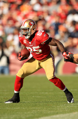 SAN FRANCISCO - NOVEMBER 21:  Vernon Davis #85 of the San Francisco 49ers in action against the Tampa Bay Buccaneers at Candlestick Park on November 21, 2010 in San Francisco, California.  (Photo by Ezra Shaw/Getty Images)