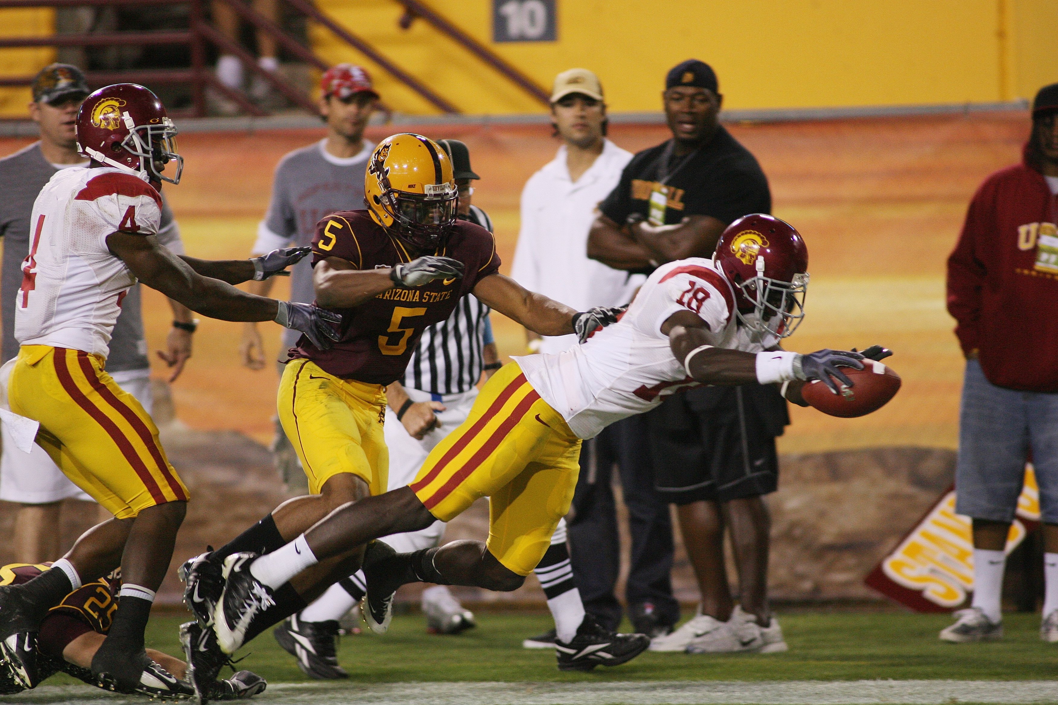 TEMPE, AZ - NOVEMBER 7:  Wide receiver Damian Williams #18 of the USC Trojans dives for the endzone with the ball on a 75 yard touchdown reception against Terell Carr #5 of the Arizona State Sun Devils in the third quarter on November 7, 2009 at Sun Devil