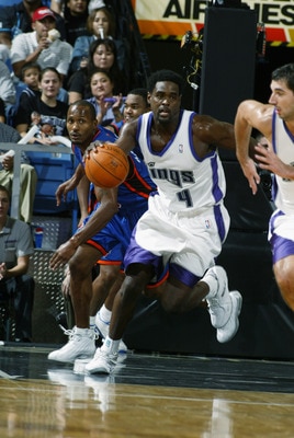 SACRAMENTO, CA - OCTOBER 16: Chris Webber #4 of the Sacramento Kings drives upcourt during a preseason game against the New York Knicks on October 16, 2002 at Arco Arena in Sacramento, California. The Knicks won 87-84. NOTE TO USER: User expressly ackn