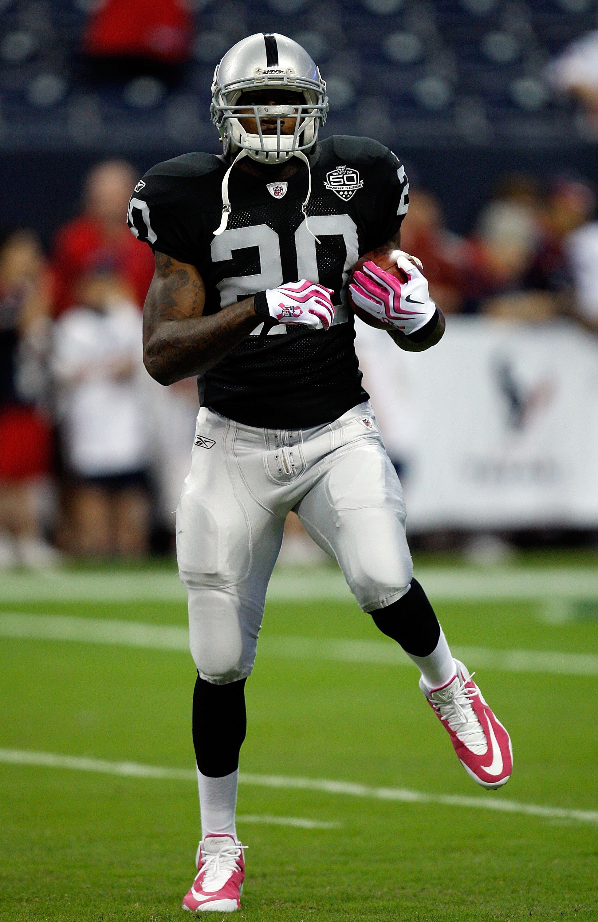 Oakland Raiders running back Darren McFadden (20) makes a catch as