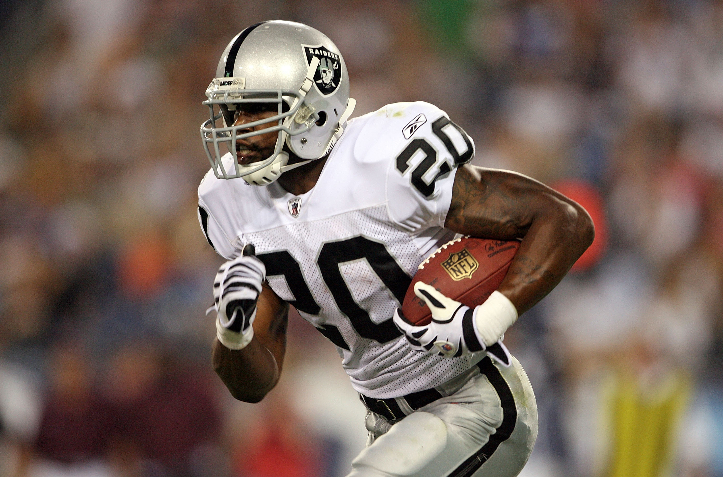 Oakland Raiders running back Darren McFadden (20) makes a catch as