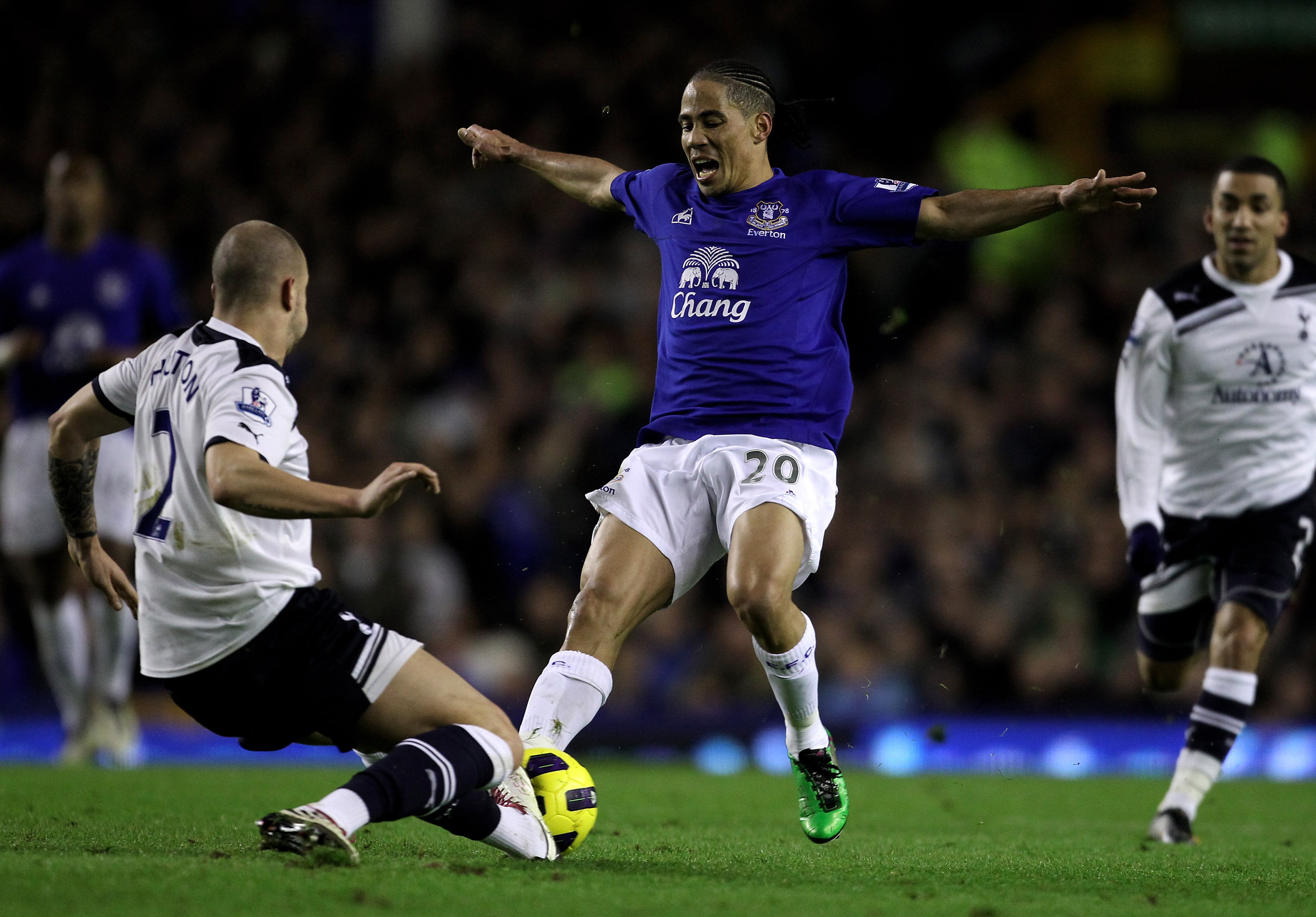 LIVERPOOL, ENGLAND - JANUARY 05:  Steven Pienaar of Everton is tackled by Alan Hutton of Tottenham Hotspur during the Barclays Premier League match between Everton and Tottenham Hotspur at Goodison Park on January 5, 2011 in Liverpool, England.  (Photo by
