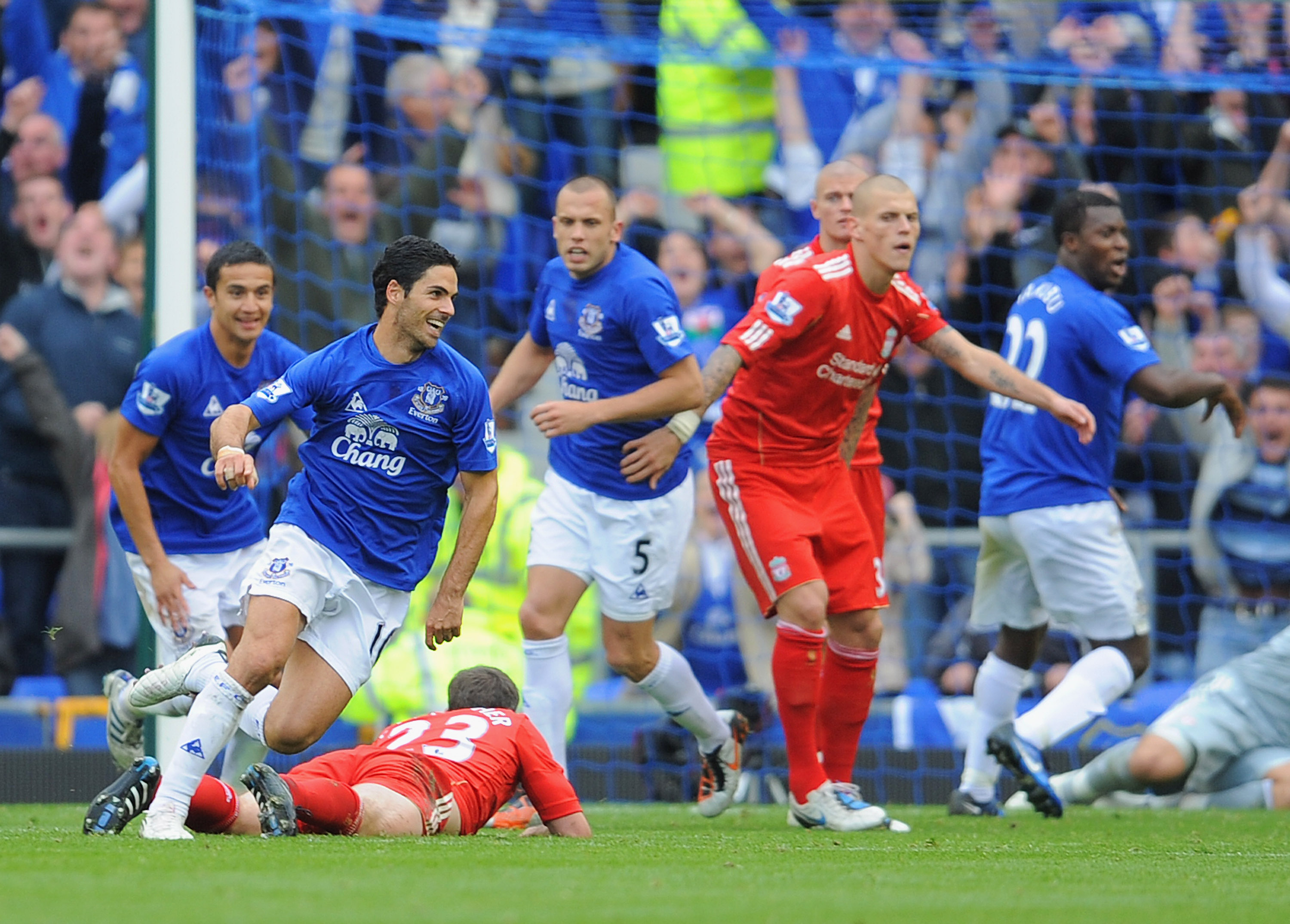 LIVERPOOL, ENGLAND - OCTOBER 17:  Mikel Arteta of Everton celebrates scoring to making it 2-0 during the Barclays Premier League match between Everton and Liverpool at Goodison Park on October 17, 2010 in Liverpool, England.  (Photo by Michael Regan/Getty