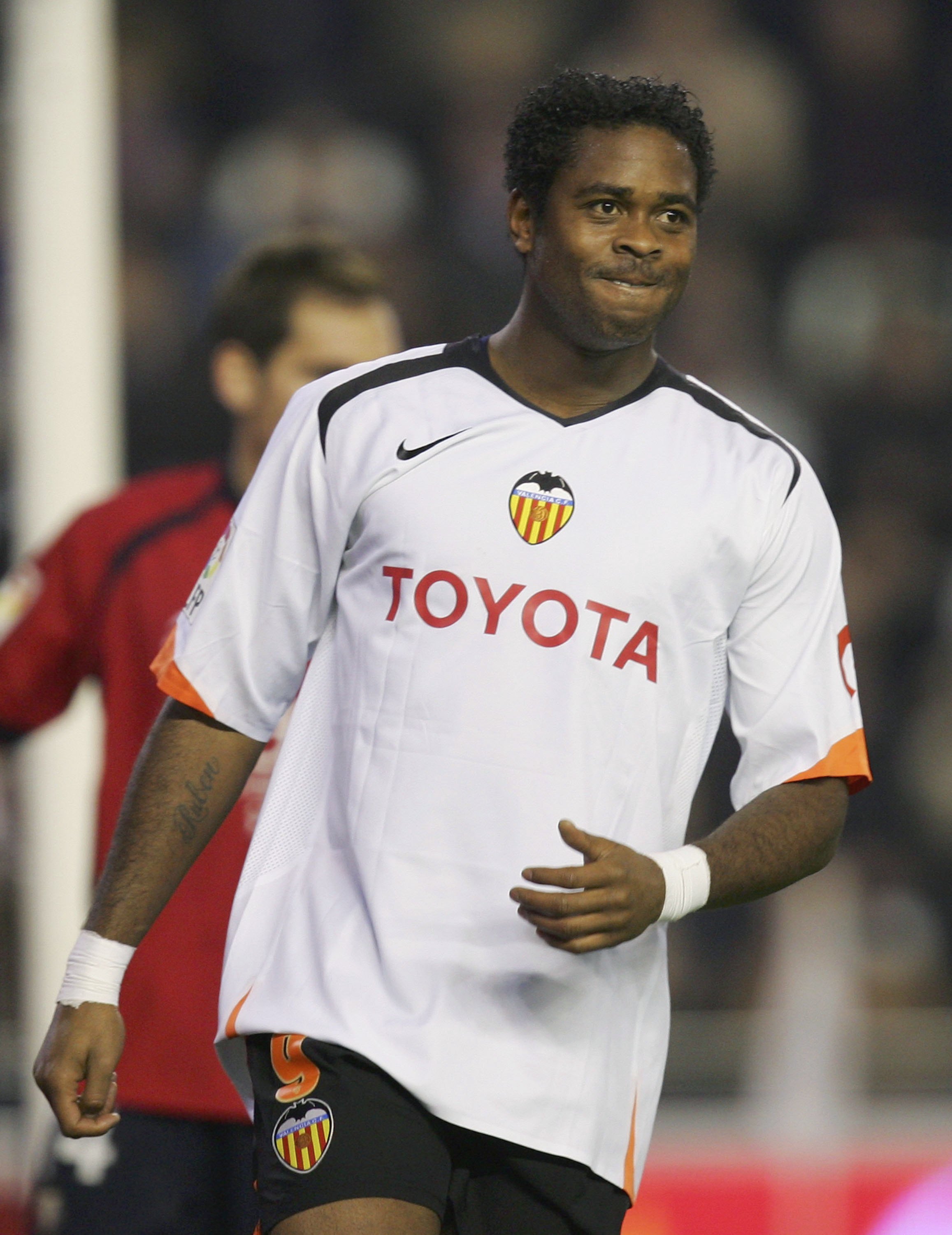VALENCIA, SPAIN - JANUARY 14:  Patrick Kluivert of Valencia reacts after missing a shot on goal during a Primera Liga match between Valencia and Osasuna at the Mestalla stadium on January 14, 2006 in Valencia, Spain.  (Photo by Denis Doyle/Getty Images)