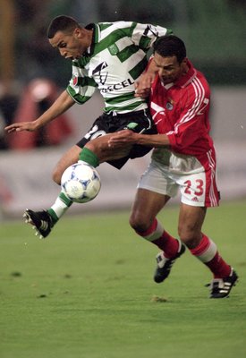 6 May 2000:  Abdelilah Saber of Sporting Lisbon beats Ricardo Rojas of Benfica to the ball  during the Portuguese 1 Liga match at Jose de Alvalade, Lisbon, Portugal. Benfica won 1-0. \ Photo by Nuno Correia  \ Mandatory Credit: Allsport UK /Allsport