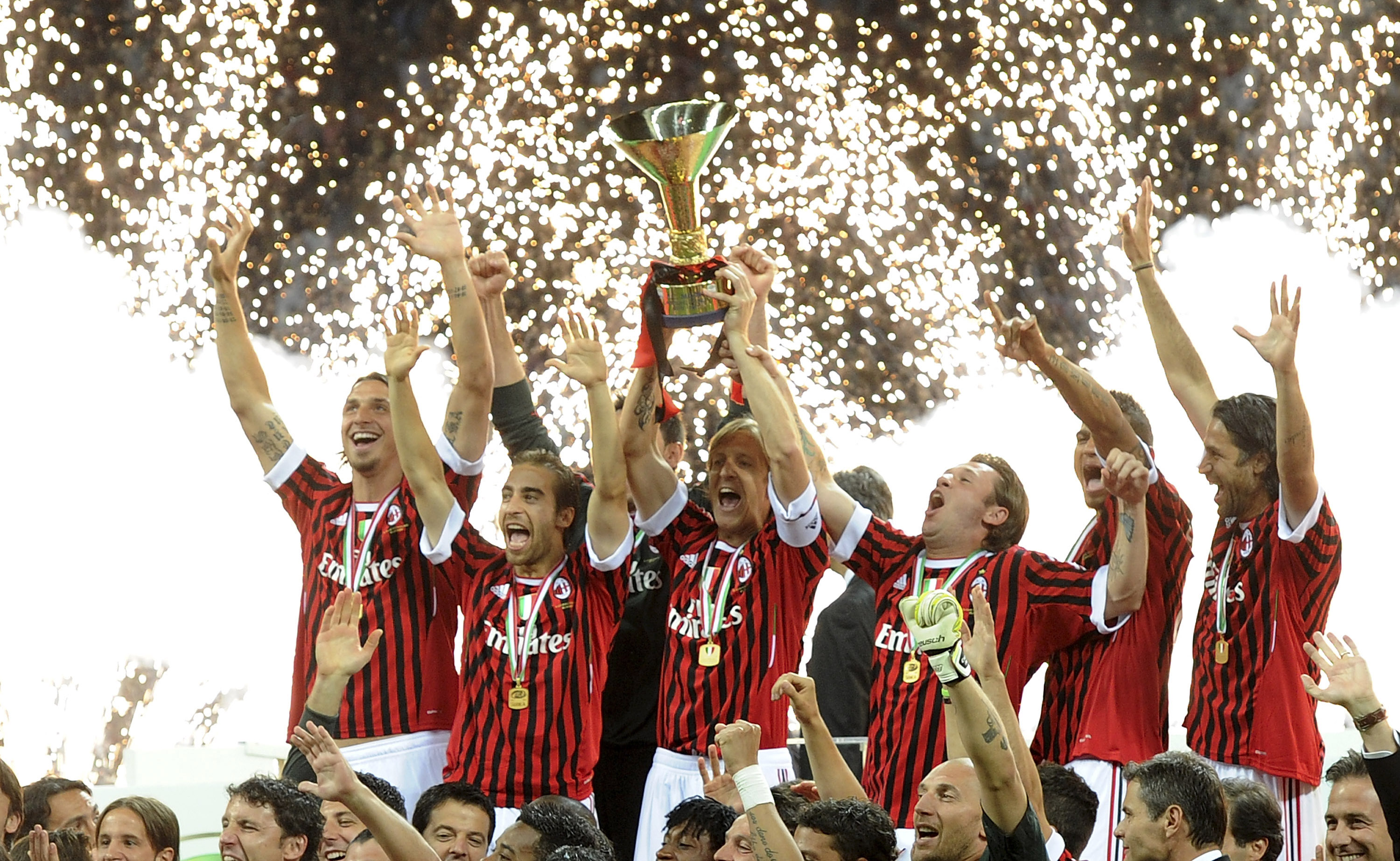 MILAN, ITALY - MAY 14:  Players of Milan celebrate winning the Italian Serie A championship after the Serie A match between AC Milan and Cagliari Calcio at Stadio Giuseppe Meazza on May 14, 2011 in Milan, Italy.  (Photo by Dino Panato/Getty Images)