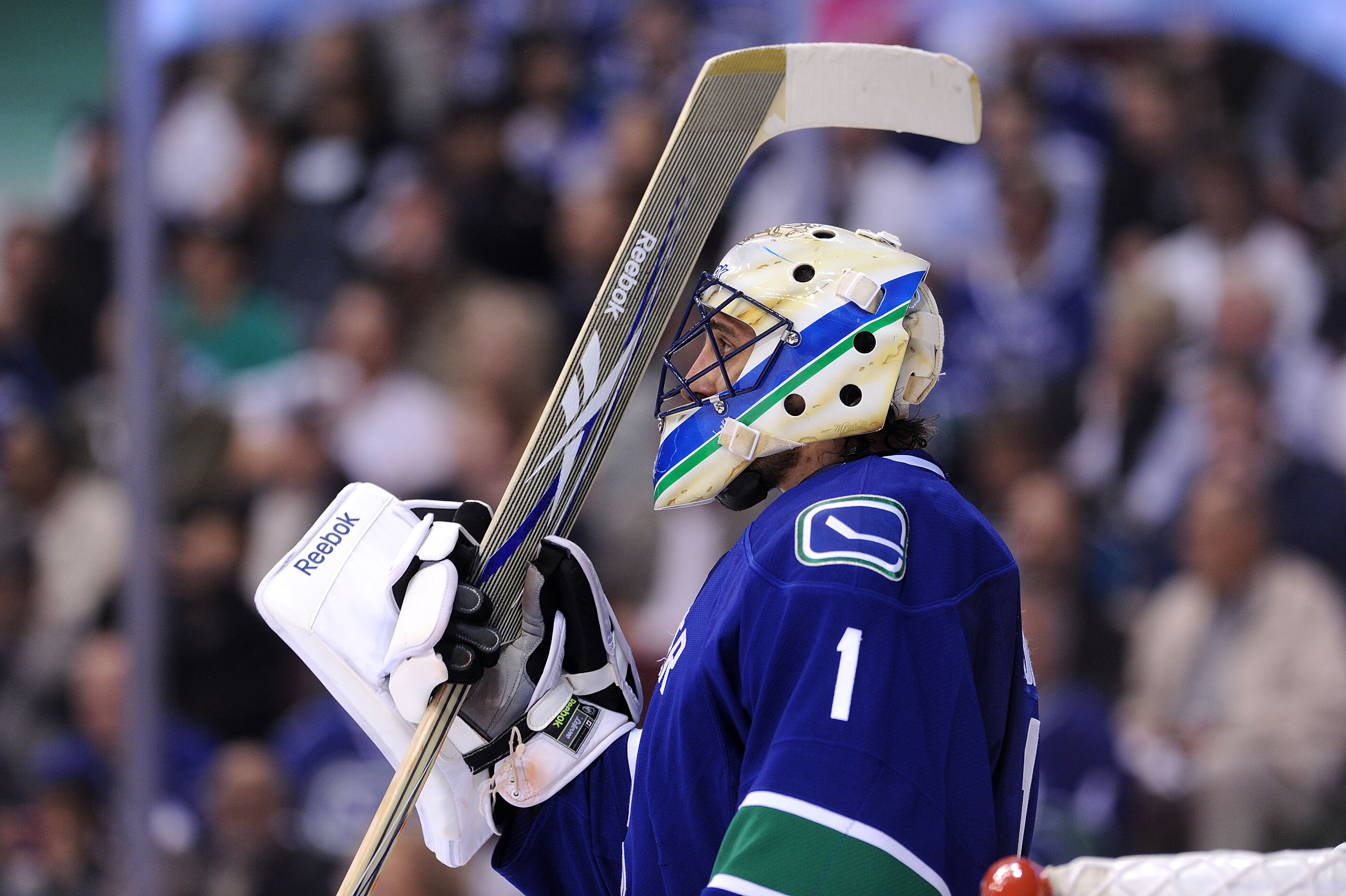 Roberto Luongo takes hilarious jab at Kevin Bieksa's one day