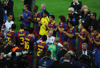 LONDON, ENGLAND - MAY 28:  Barcelona players applaud as Sir Alex Ferguson manager of Manchester United (bottom R) and Wayne Rooney of Manchester United (C) walk to collect their medals after the UEFA Champions League final between FC Barcelona and Manches