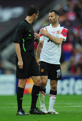 LONDON, ENGLAND - MAY 28:  Ryan Giggs of Manchester United talks to referee Viktor Kassai during the UEFA Champions League final between FC Barcelona and Manchester United FC at Wembley Stadium on May 28, 2011 in London, England.  (Photo by Shaun Botteril