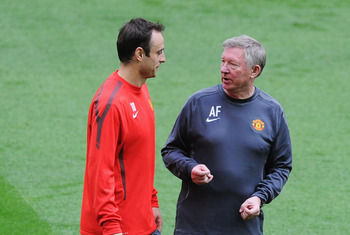 LONDON, ENGLAND - MAY 27:  Sir Alex Ferguson manager of Manchester United (R) talks with Dimitar Berbatov of Manchester United during a Manchester United training session prior to the UEFA Champions League final versus Barcelona at Wembley Stadium on May