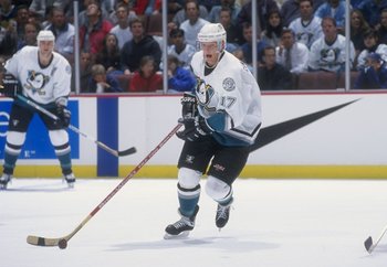 21 Oct 1998:  Rightwinger Tomas Sandstrom #17 of the Anaheim Mighty Ducks in action during a game against the Boston Bruins at the Arrowhead Pond in Anaheim, California. The Ducks defeated the Bruins 3-0.