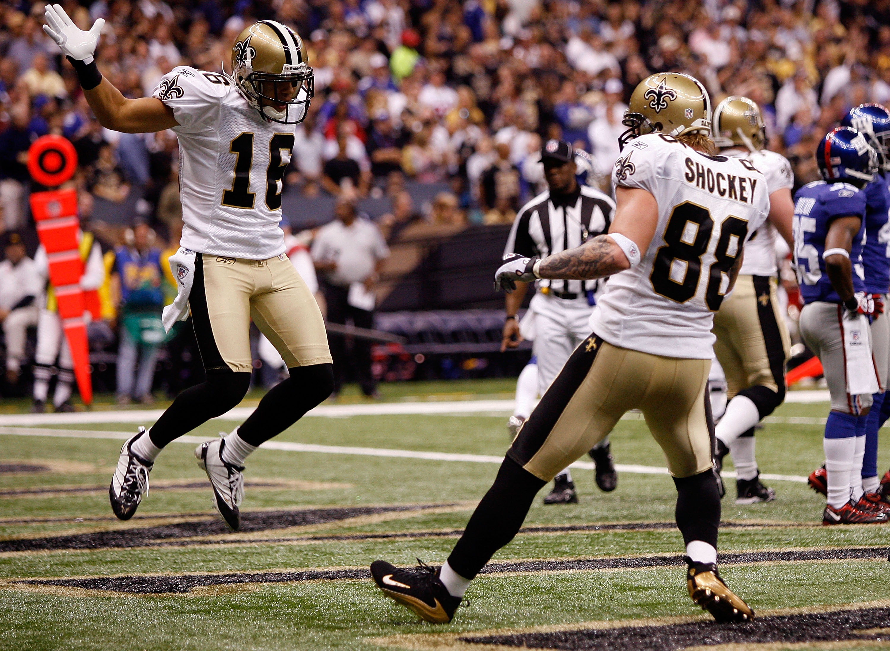 New Orleans Saints receiver Lance Moore (16) catches a 33-yard touchdown  pass from Drew Brees during second quarter action against the San Francisco  49ers at the Louisiana Superdome in New Orleans on