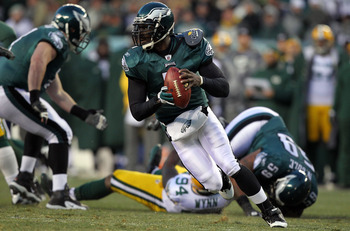 PHILADELPHIA, PA - JANUARY 09:  Michael Vick #7 of the Philadelphia Eagles scrambles with the ball against the Green Bay Packers in the 2011 NFC wild card playoff game at Lincoln Financial Field on January 9, 2011 in Philadelphia, Pennsylvania.  (Photo by