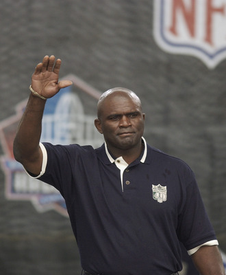 CANTON, OH - AUGUST 3:  Pro Football Hall of Famer (Class of 1999) Lawrence Taylor waves as he is introduced during the 2003 NFL Hall of Fame Induction ceremony on August 3, 2003 in Canton, Ohio.  (Photo by David Maxwell/Getty Images)