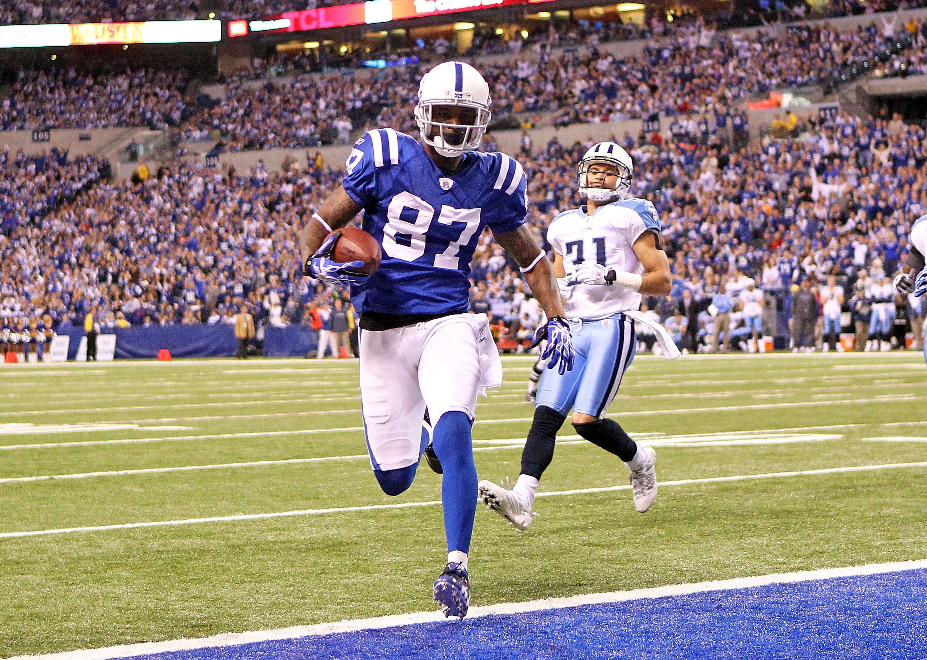 Indianapolis Colts wide receiver Reggie Wayne (87) catches a 53 yard  touchdown pass from quarterback Peyton Manning (18) with 6:58 to go in the  1st quarter Super Bowl XLI at Dolphin Stadium