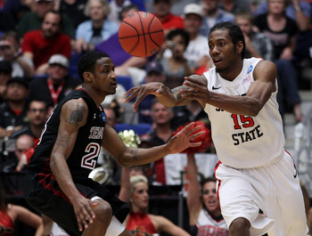 TUCSON, AZ - MARCH 19:  Kawhi Leonard #15 of the San Diego State Aztecs passes the ball past Ramone Moore #23 of the Temple Owls during the third round of the 2011 NCAA men's basketball tournament at McKale Center on March 19, 2011 in Tucson, Arizona.  (P