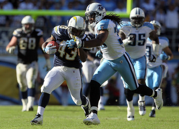 San Diego Charger Shaun Phillips (95) puts pressure on Arizona Cardinals  quarterback Kurt Warner (13) during the second quarter of the final season  game at Qualcomm Stadium in San Diego on December