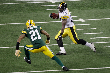 ARLINGTON, TX - FEBRUARY 06:  Rashard Mendenhall #34 of the Pittsburgh Steelers runs down field against Charles Woodson #21 of the Green Bay Packers during Super Bowl XLV at Cowboys Stadium on February 6, 2011 in Arlington, Texas.  (Photo by Rob Carr/Gett