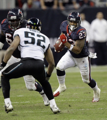 HOUSTON - JANUARY 02:  Running back Arian Foster #23 of the Houston Texans rushes past linebacker Daryl Smith #52 of the Jacksonville Jaguars and  Terrance Knighton #96 at Reliant Stadium on January 2, 2011 in Houston, Texas.  (Photo by Bob Levey/Getty Im