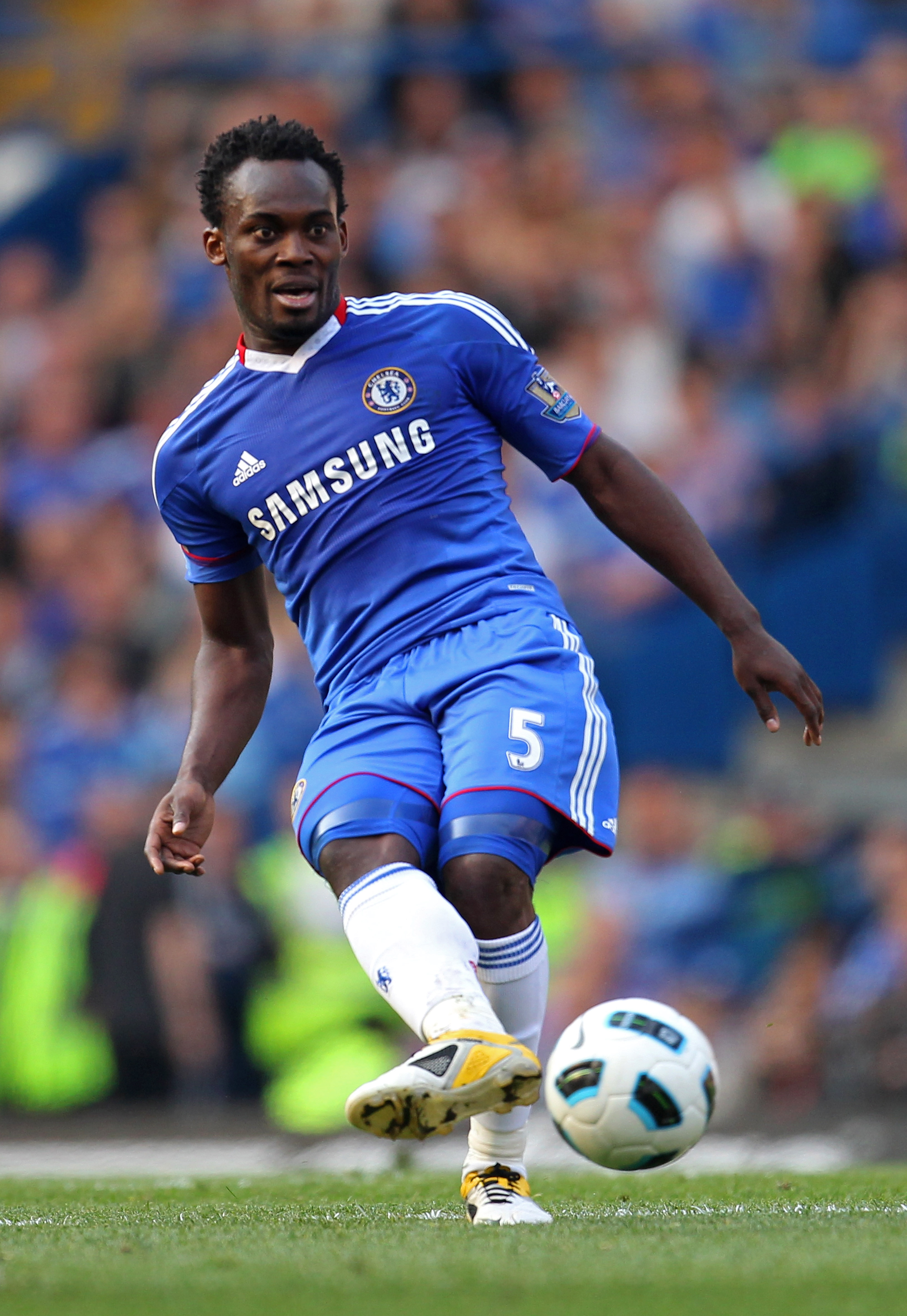 LONDON, ENGLAND - APRIL 30:  Michael Essien of Chelsea passes the ball during the Barclays Premier League match between Chelsea and Tottenham Hotspur at Stamford Bridge on April 30, 2011 in London, England.  (Photo by Scott Heavey/Getty Images)