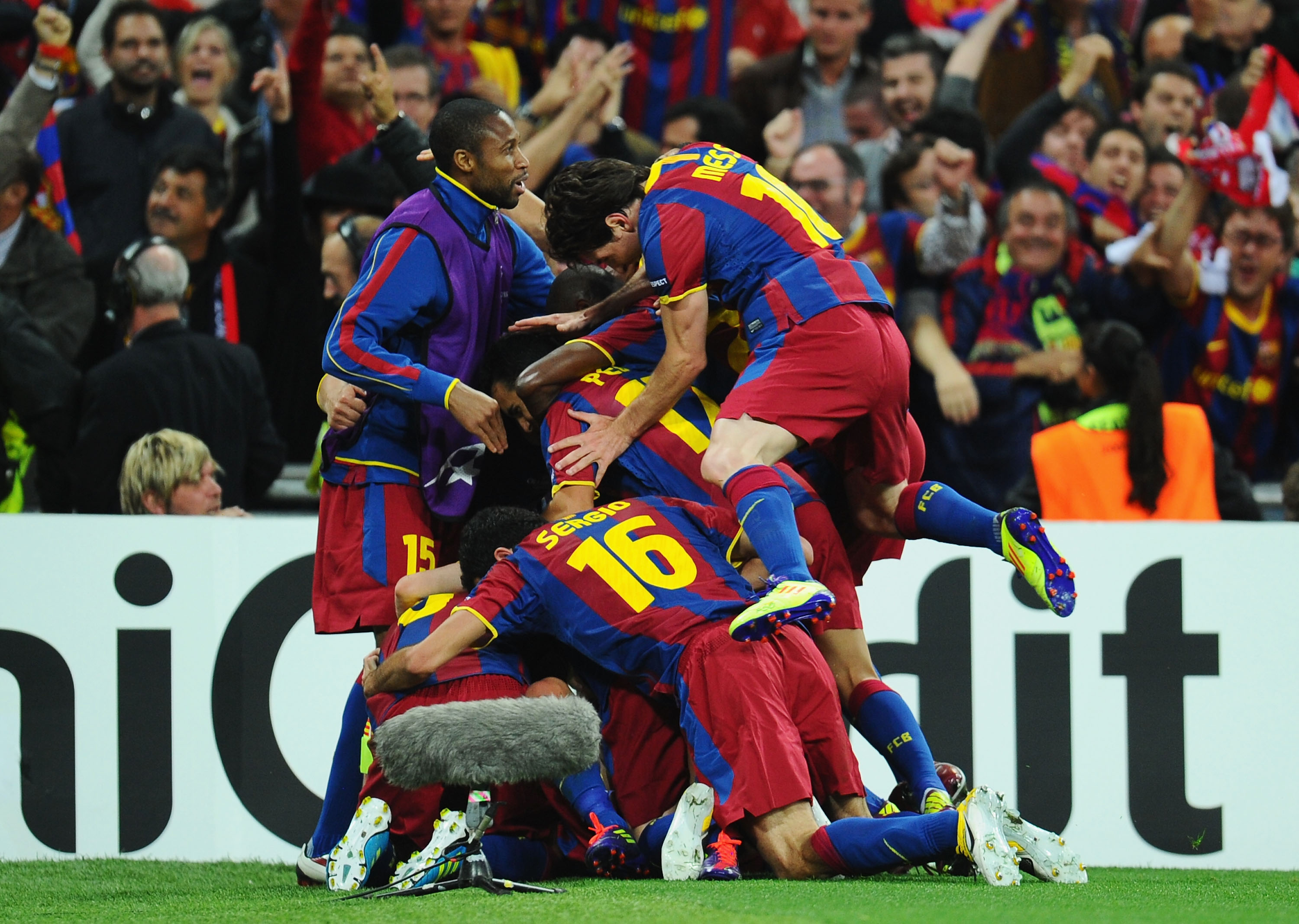 LONDON, ENGLAND - MAY 28:  David Villa of FC Barcelona is mobbed by teammates as they celebrate after he scores their third goal during the UEFA Champions League final between FC Barcelona and Manchester United FC at Wembley Stadium on May 28, 2011 in Lon
