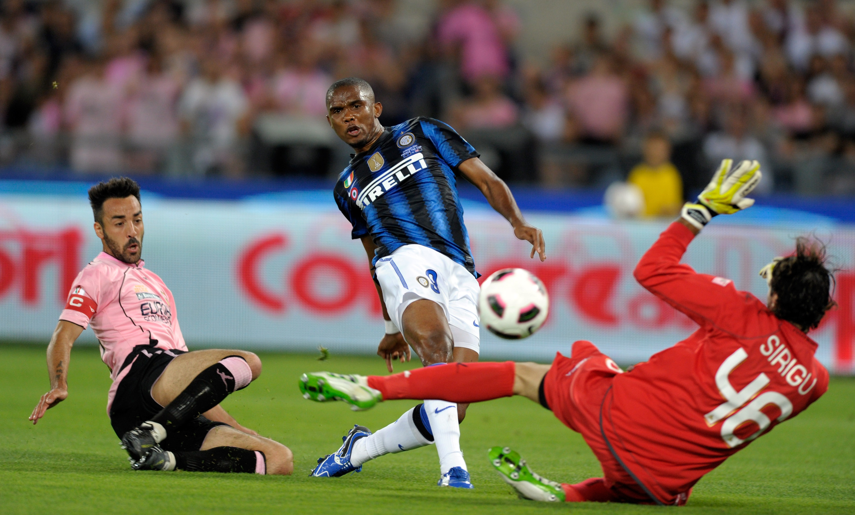 ROME, ITALY - MAY 29:  Samuel Eto'o of Inter Milan scores the first goal during the Tim Cup final between FC Internazionale Milano and US Citta di Palermo at Olimpico Stadium on May 29, 2011 in Rome, Italy.  (Photo by Claudio Villa/Getty Images)