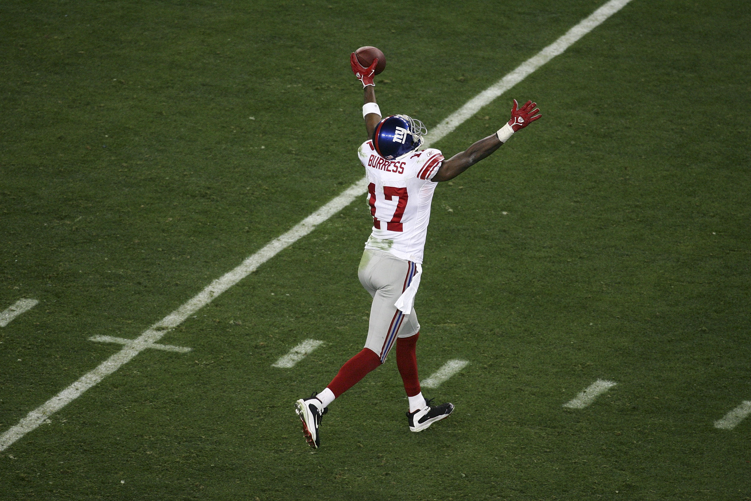 New York Giants Plaxico Burress celebrates his first quarter