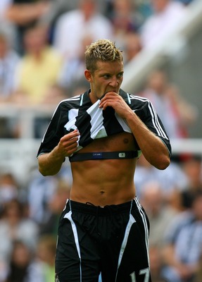 NEWCASTLE-UPON-TYNE, UNITED KINGDOM - AUGUST 05:  Newcastle United striker Alan Smith pulls up his shirt to reveal a heart monitor during the Friendly Match between Newcastle United and Sampdoria at St James' Park on August 5, 22007 in Newcastle, England.