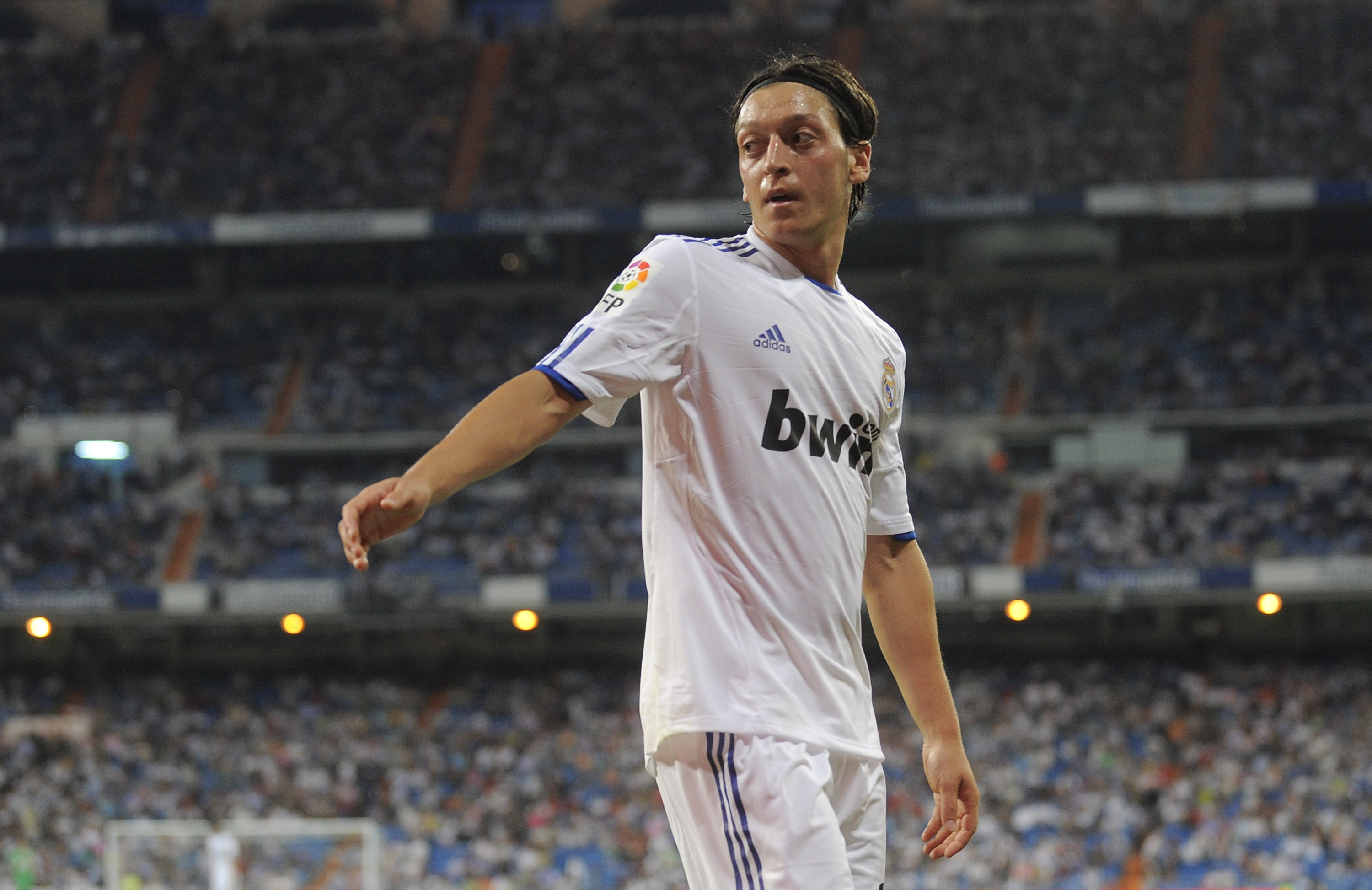 MADRID, SPAIN - MAY 21: Mesut Ozil of Real Madrid goes to take a corner kick  during the La Liga match between Real Madrid and UD Almeria at Estadio Santiago Bernabeu on May 21, 2011 in Madrid, Spain.  (Photo by Denis Doyle/Getty Images)