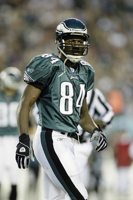 7 NOV 2004. Philadelphia Eagles Donovan McNabb talks with Pittsburgh Steeler  Plaxico Burress prior to the