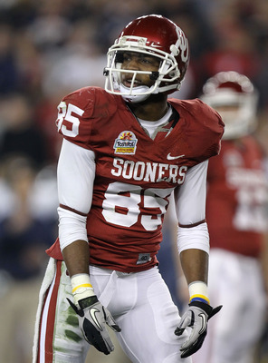 GLENDALE, AZ - JANUARY 01:  Ryan Broyles #85 of the Oklahoma Sooners looks on against the Connecticut Huskies during the Tostitos Fiesta Bowl at the Universtity of Phoenix Stadium on January 1, 2011 in Glendale, Arizona.  (Photo by Ronald Martinez/Getty I