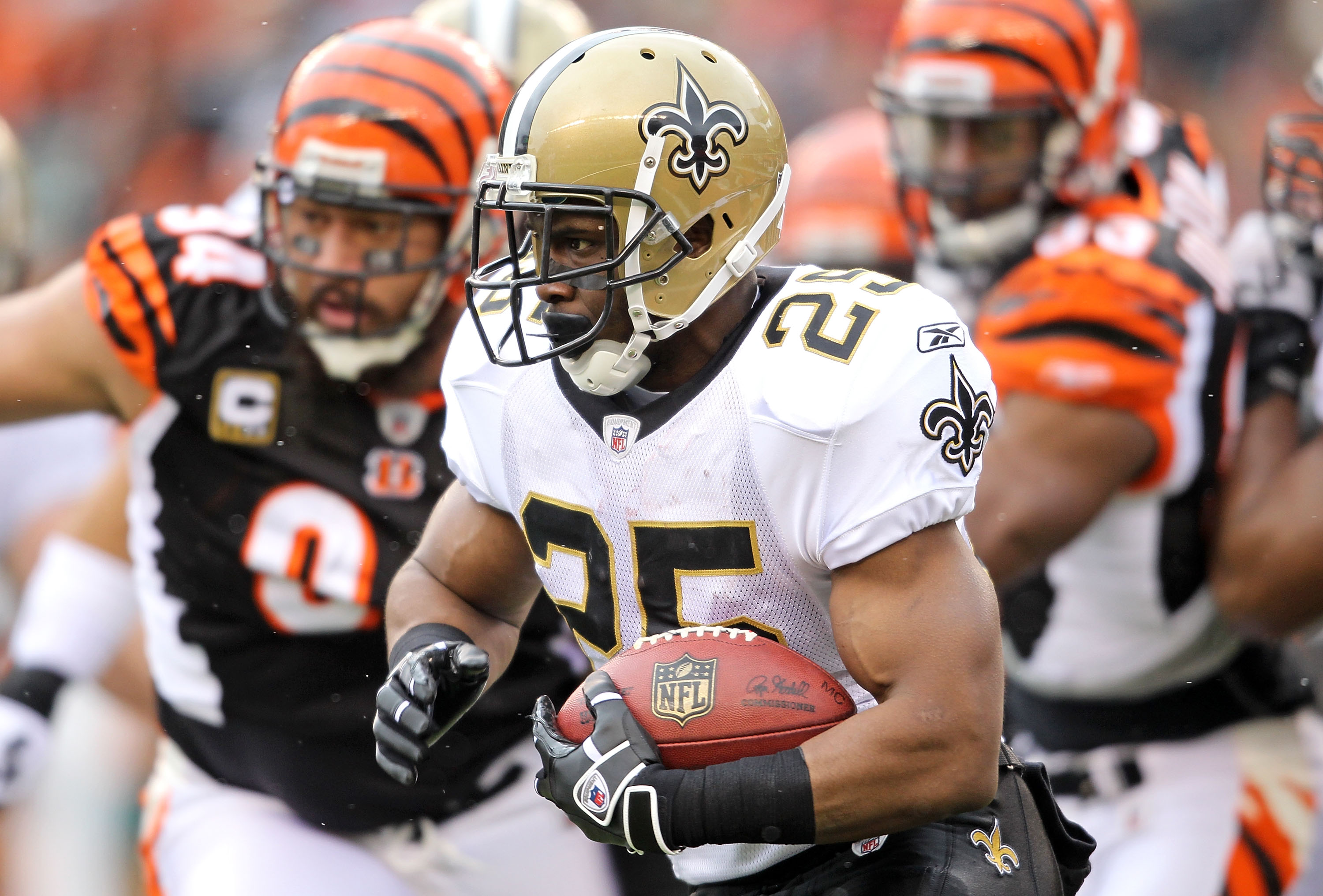 CINCINNATI, OH - DECEMBER 05:  Reggie Bush #25 of the New Orleans Saints runs with the ball during the NFL game against the Cincinnati Bengals at Paul Brown Stadium on December 5, 2010 in Cincinnati, Ohio.  The Saints won 34-30.  (Photo by Andy Lyons/Gett