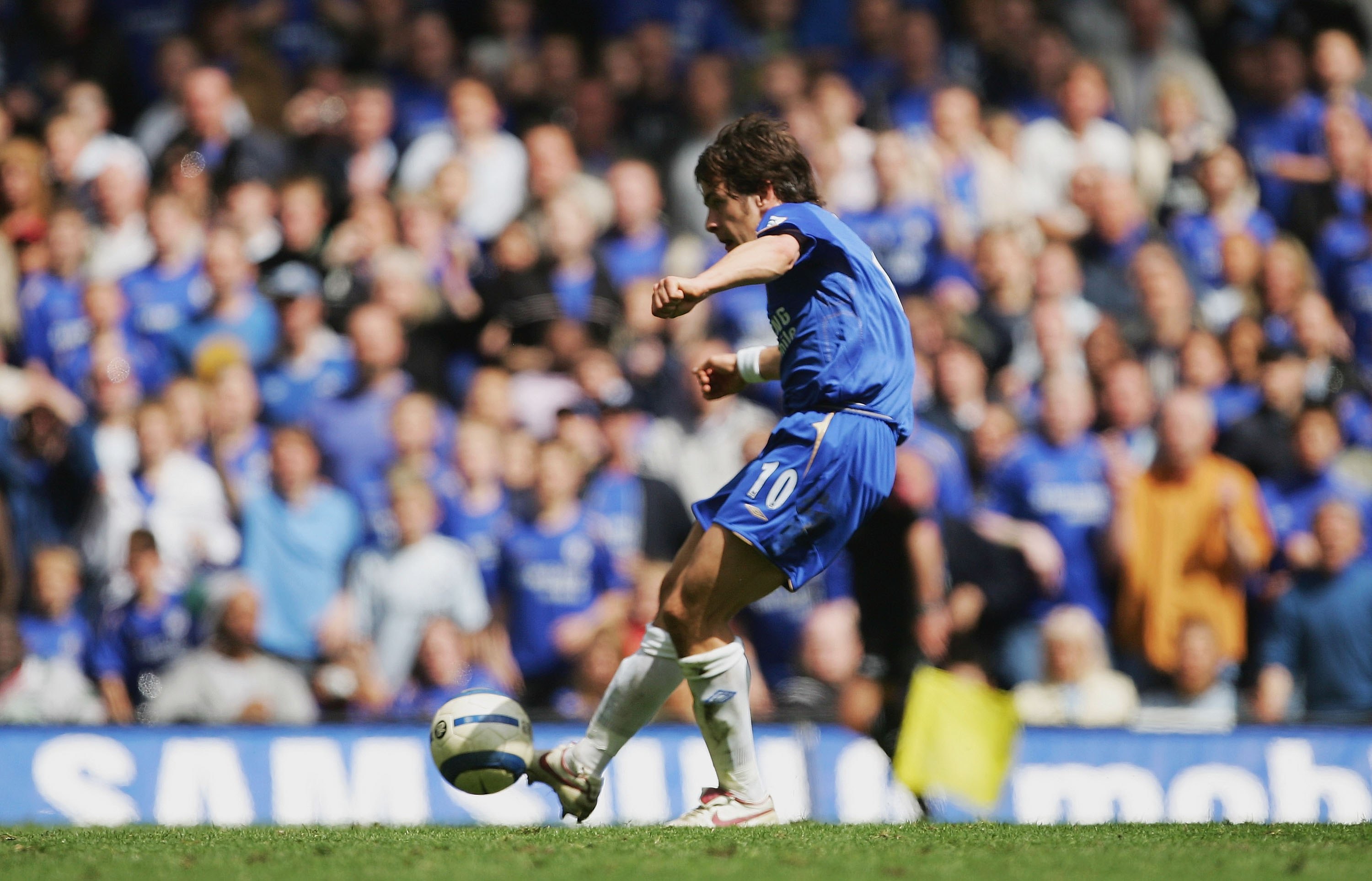 LONDON - APRIL 29:  Joe Cole of Chelsea scores the second goal during the Barclays Premiership match between Chelsea and Manchester United at Stamford Bridge on April 29, 2006 in London, England.  (Photo by Mike Hewitt/Getty Images)