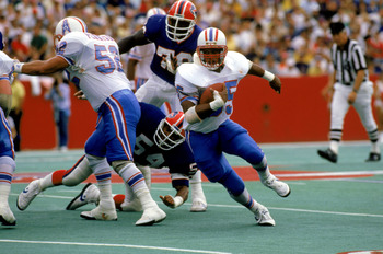 1988:  Drew Hill #35 of the Houston Oilers runs the ball during a 1988 season NFL game against the Buffalo Bills.  (Photo by Simon Bruty/Getty Images)