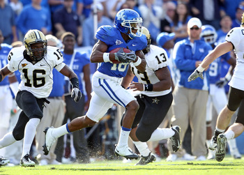 LEXINGTON, KY - NOVEMBER 13: Randall Cobb #18 of the Kentucky Wildcats runs with the ball during the game against the Vanderbilt Commodores at Commonwealth Stadium on November 13, 2010 in Lexington, Kentucky. Kentucky won 38-20. (Photo by Andy Lyons/Get
