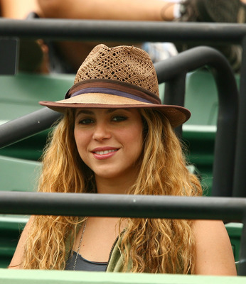 KEY BISCAYNE, FL - MARCH 30:  Singer Shakira watches as Rafael Nadal of Spain plays Frederico Gil of Portugal during day eight of the Sony Ericsson Open at the Crandon Park Tennis Center on March 30, 2009 in Key Biscayne, Florida.  (Photo by Al Bello/Gett