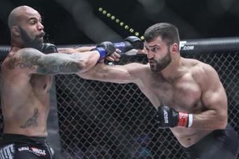 Andrei Arlovski (right) defeated Mike Kyle at World Series of Fighting 5. (Photo credit:  Anthony Geathers/Sherdog)