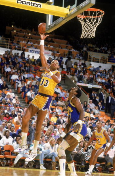 LOS ANGELES - 1987:  Kareem Abdul-Jabbar #33 of the Los Angeles Lakers shoots over Ralph Sampson #50 of the Golden State Warriors during an NBA game at the Great Western Forum in Los Angeles, California in 1987. (Photo by Stephen Dunn/Getty Images)