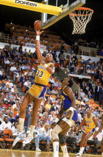 LOS ANGELES - 1987: Kareem Abdul-Jabbar #33 of the Los Angeles Lakers shoots over Ralph Sampson #50 of the Golden State Warriors during an NBA game at the Great Western Forum in Los Angeles, California in 1987. (Photo by Stephen Dunn/Getty Images)