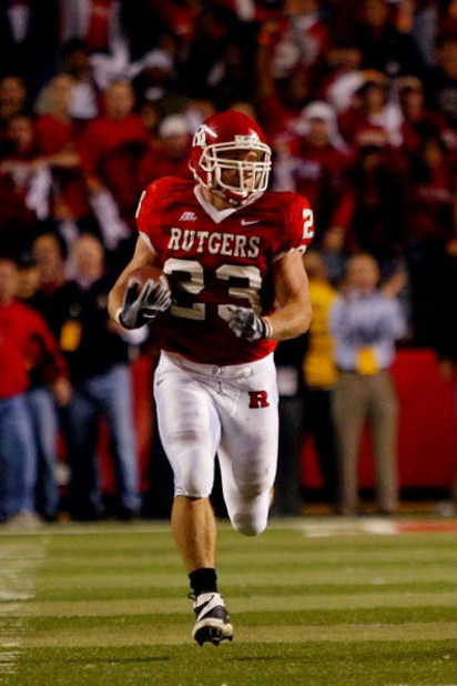 PISCATAWAY, NJ - NOVEMBER 09: Brian Leonard #23 of the Rutgers Scarlet Knights runs with the ball on a screen pass for a big gain in the fourth quarter against the Louisville Cardinals at Rutgers Stadium on November 9, 2006 in Piscataway, New Jersey. (P