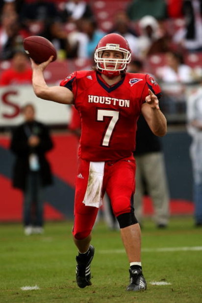 HOUSTON - NOVEMBER 17:  Quarterback Case Keenum #7 of the Houston Cougars throws a pass against the Marshall Thundering Herd at Robertson Stadium November 17, 2007 in Houston, Texas. Houston won 35-28.  (Photo by Stephen Dunn/Getty Images)