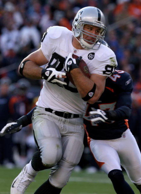 DENVER - NOVEMBER 23:  Tight end Zach Miller #80 of the Oakland Raiders makes a second quarter reception for a first down as Roderick Rogers #43 of the Denver Broncos defends during week 12 NFL action at Invesco Field at Mile High on November 23, 2008 in 