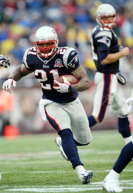 FOXBORO, MA - SEPTEMBER 27:  Fred Taylor #21 of the New England Patriots carries the ball after the handoff from Tom Brady #12 in the fourth quarter against the Atlanta Falcons on September 27, 2009 at Gillette Stadium in Foxboro, Massachusetts. The Patri