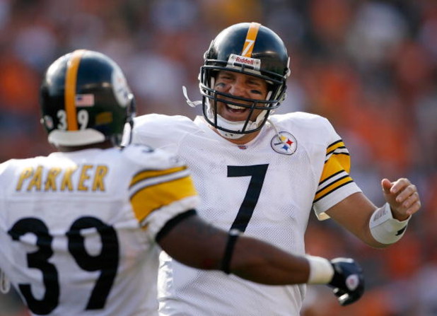CINCINNATI - SEPTEMBER 27:  Ben Roethlisberger #7 of the Pittsburgh Steelers celebrates with Willie Parker #39 during the NFL game against the Cincinnati Bengals at Paul Brown Stadium on September 27, 2009 in Cincinnati, Ohio.  (Photo by Andy Lyons/Getty 
