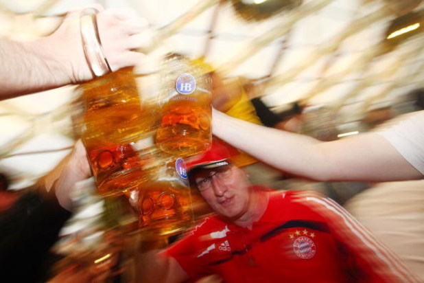 MUNICH, GERMANY - SEPTEMBER 19:  Supporters of Fc Bayern Muenchen football club cheer with beer mugs at the Hofbraeuhaus beer tent during day 1 of Oktoberfest beer festival on September 19, 2009 in Munich, Germany. Oktoberfest is Germany's and the world l